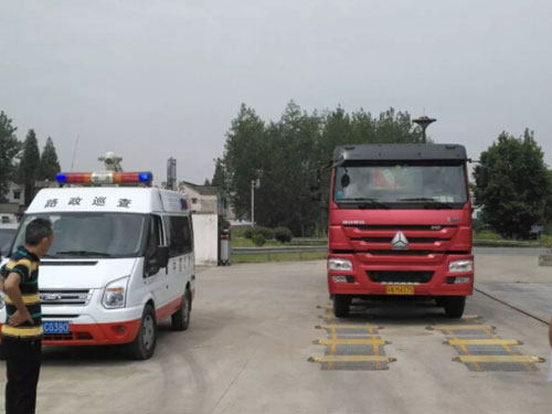 揚(yáng)州各路政大隊(duì)在儀征校驗(yàn)治超移動(dòng)地磅