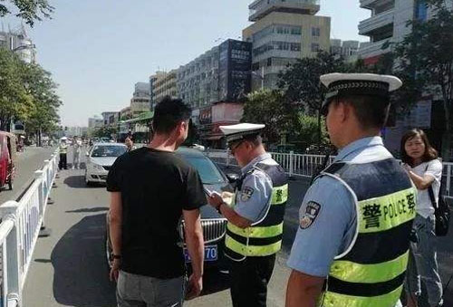 漯河一酒駕司機(jī)將交警從地磅頂部推落致傷后逃離