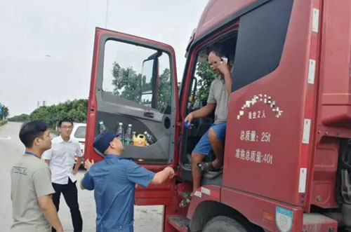 圖為交警正在攔?？梢绍囕v